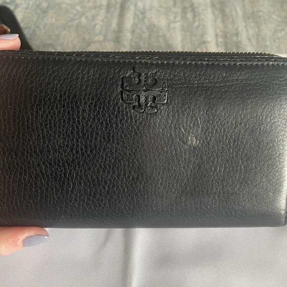 Tory Burch Taylor Zip Continental Wallet in Black Pebbled Leather With Tassel - Picture 3 of 15